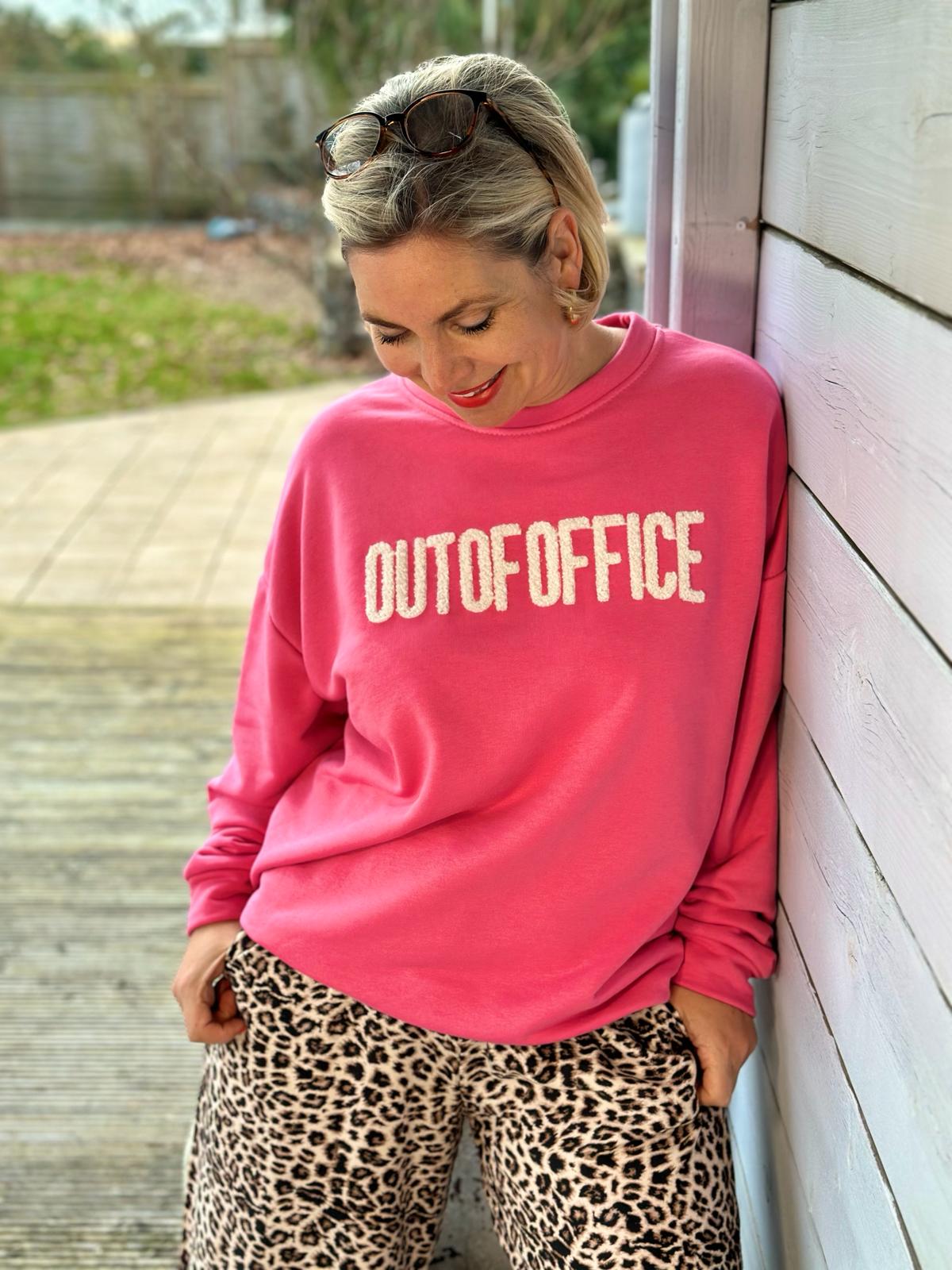 Super süßer Onesize Sweater "OUT OF OFFICE" in Pink/Weiß