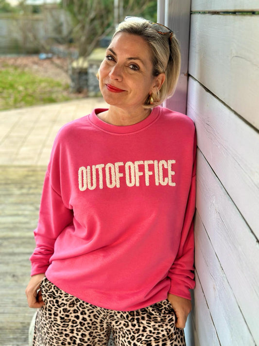 Super süßer Onesize Sweater "OUT OF OFFICE" in Pink/Weiß