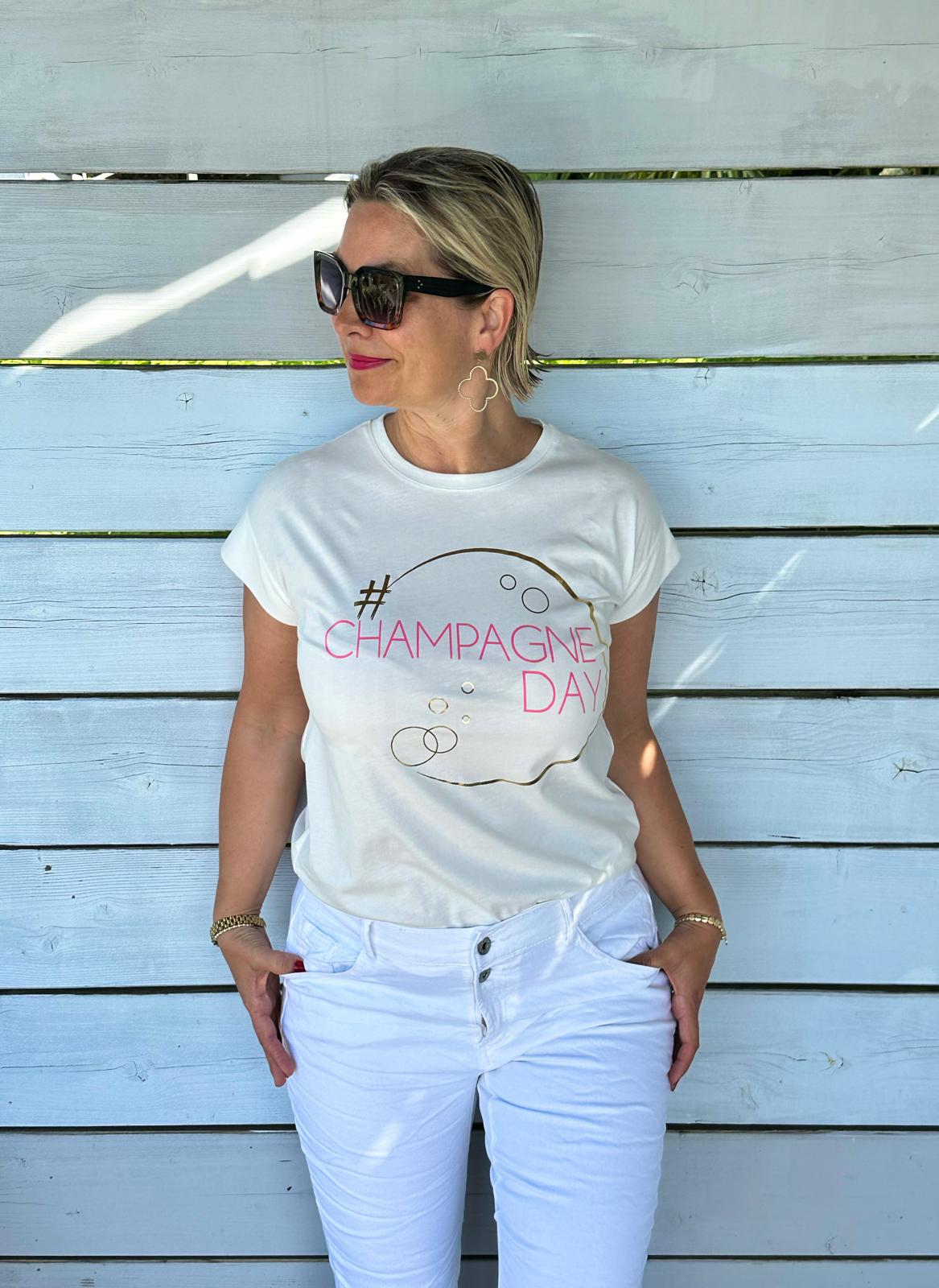 Zuckersüßes T-Shirt mit "Champagne Day" Schriftzug in Creméwhite