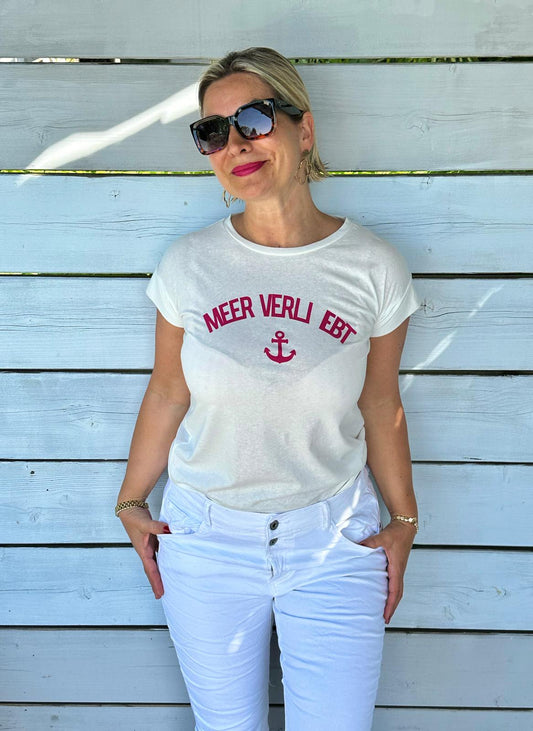 Zuckersüßes T-Shirt mit "Meer verli ebt" Schriftzug in Creméwhite