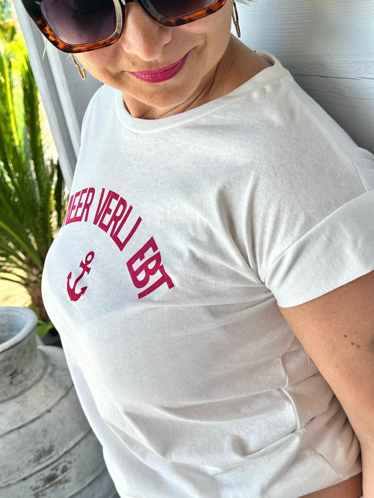 Zuckersüßes T-Shirt mit "Meer verli ebt" Schriftzug in Creméwhite