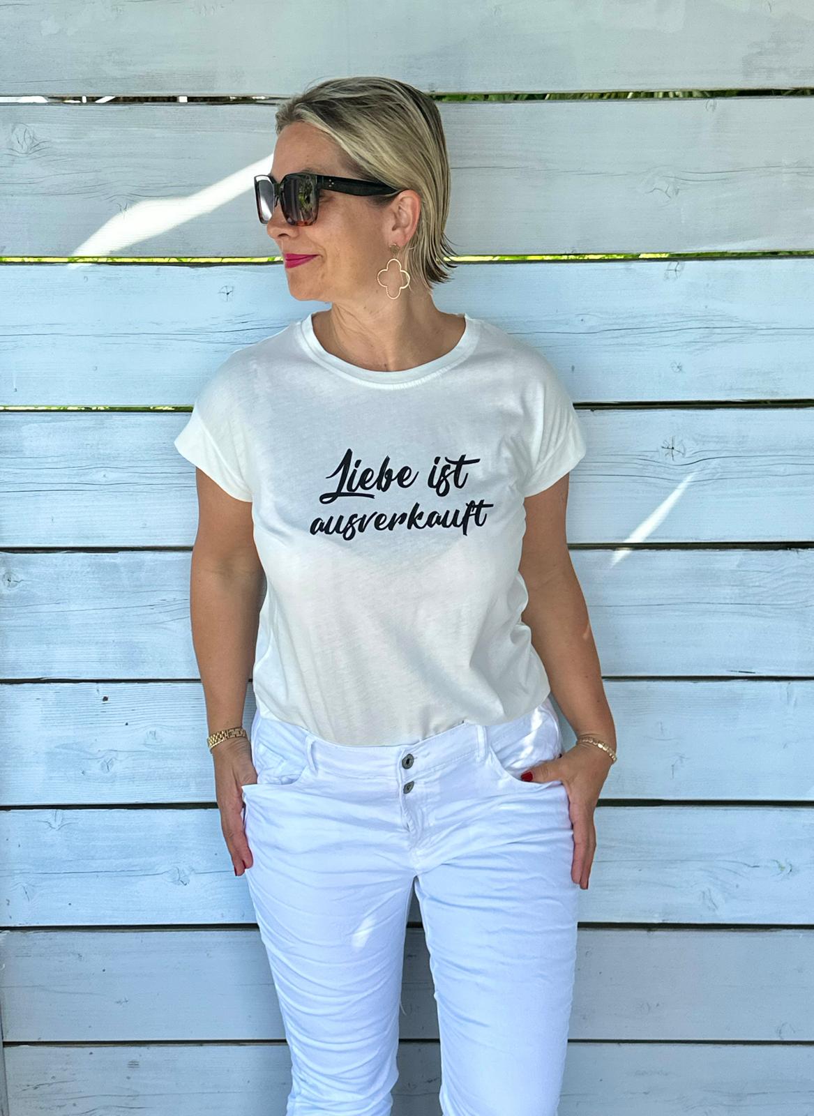 Zuckersüßes T-Shirt mit "Liebe ist ausverkauft" Schriftzug in Creméwhite