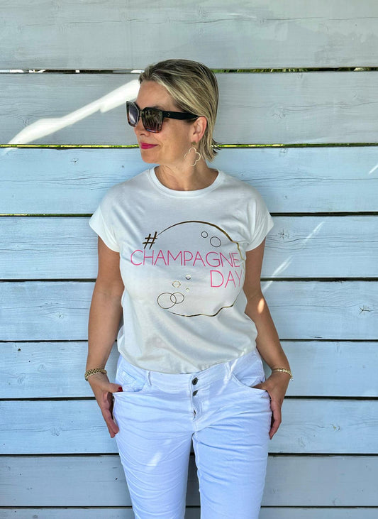 Zuckersüßes T-Shirt mit "Champagne Day" Schriftzug in Creméwhite