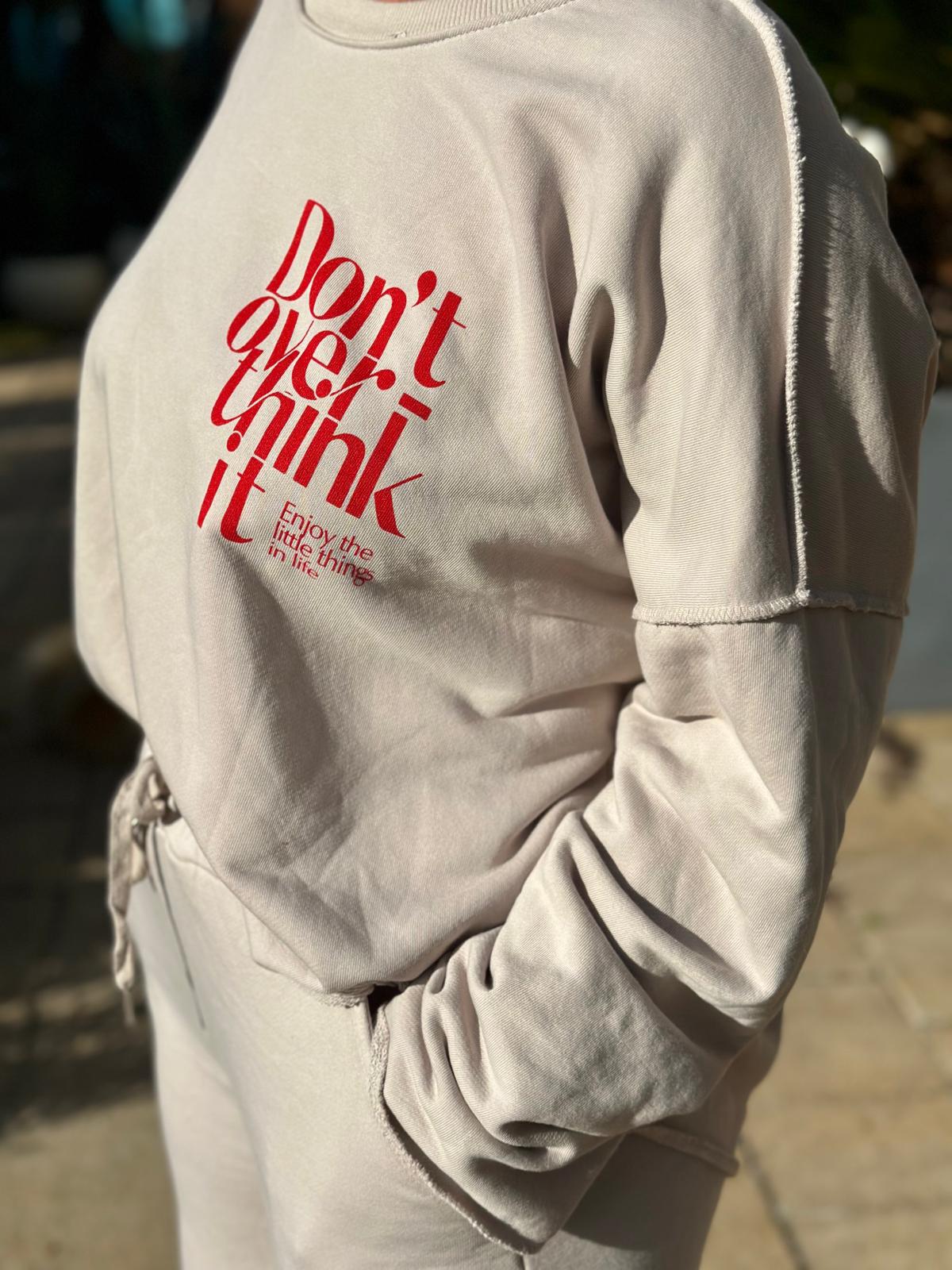 "DON´T OVERTHINK IT" Sweatshirt in TAUPÈ/RED