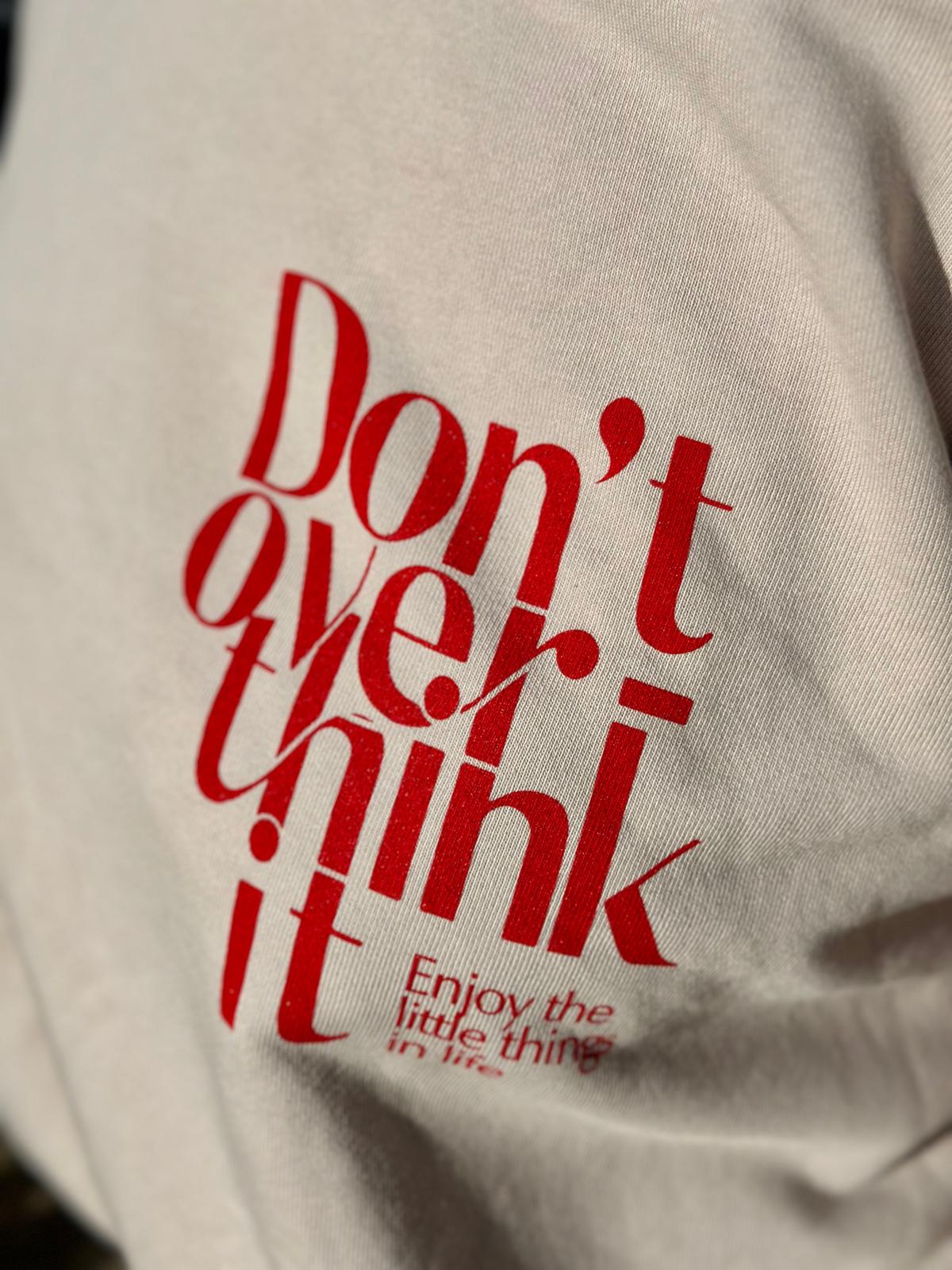 "DON´T OVERTHINK IT" Sweatshirt in TAUPÈ/RED