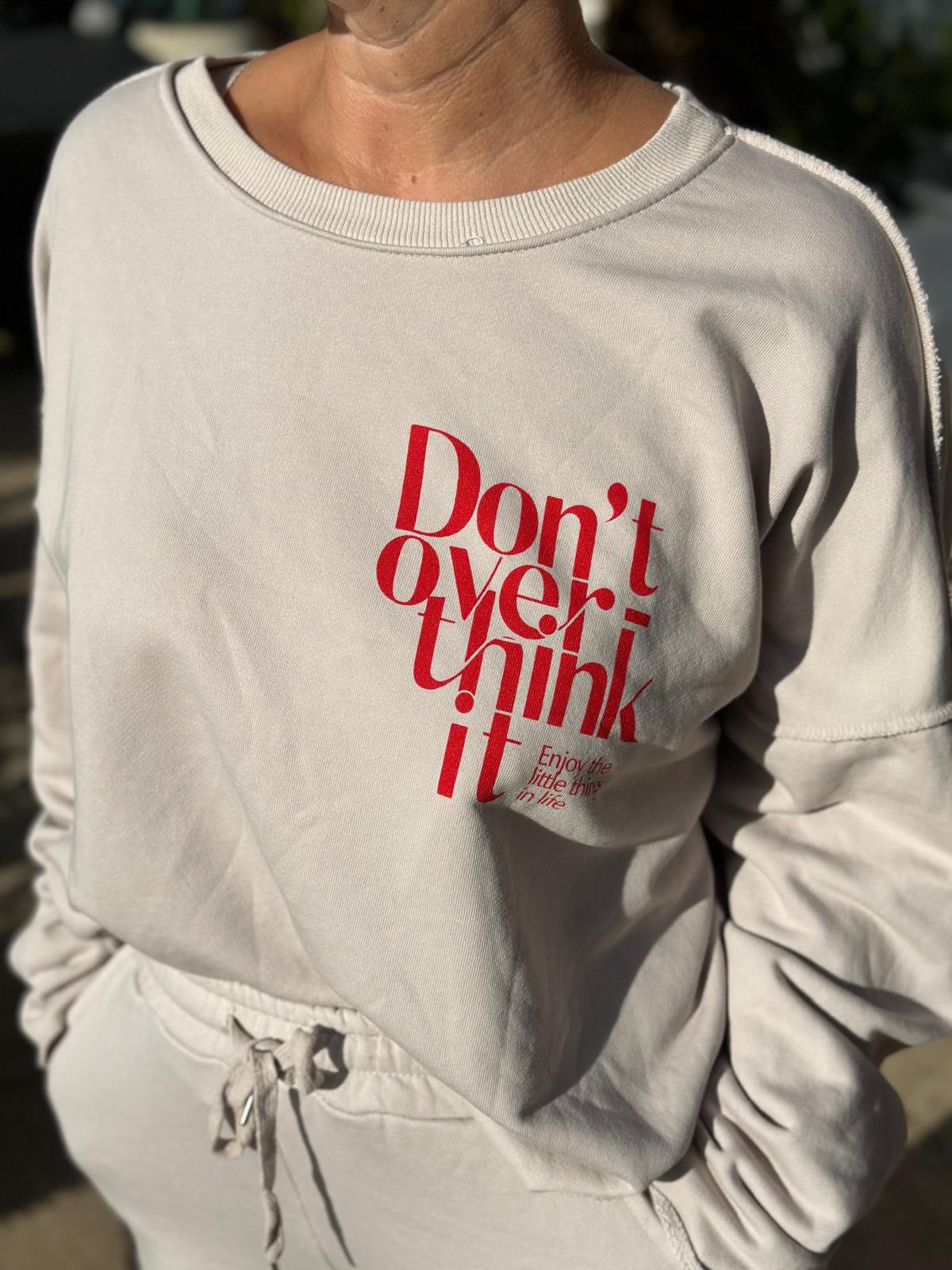 "DON´T OVERTHINK IT" Sweatshirt in TAUPÈ/RED