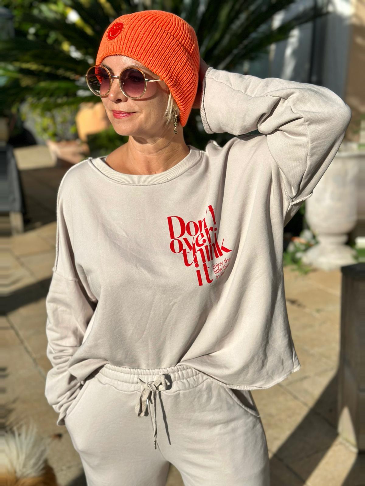 "DON´T OVERTHINK IT" Sweatshirt in TAUPÈ/RED