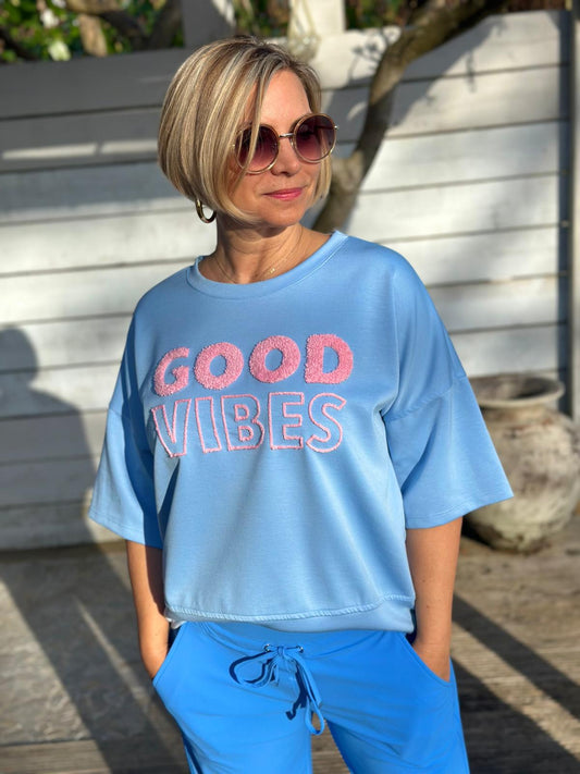 "GOOD VIBES" Kurz-Arm Sweatshirt in Hellblau