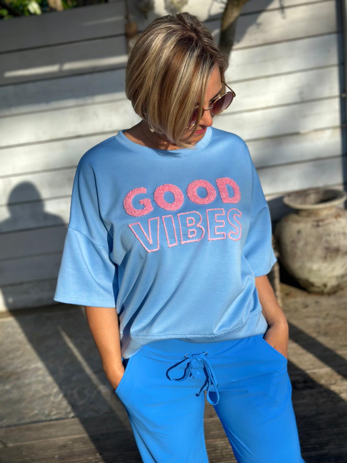 "GOOD VIBES" Kurz-Arm Sweatshirt in Hellblau