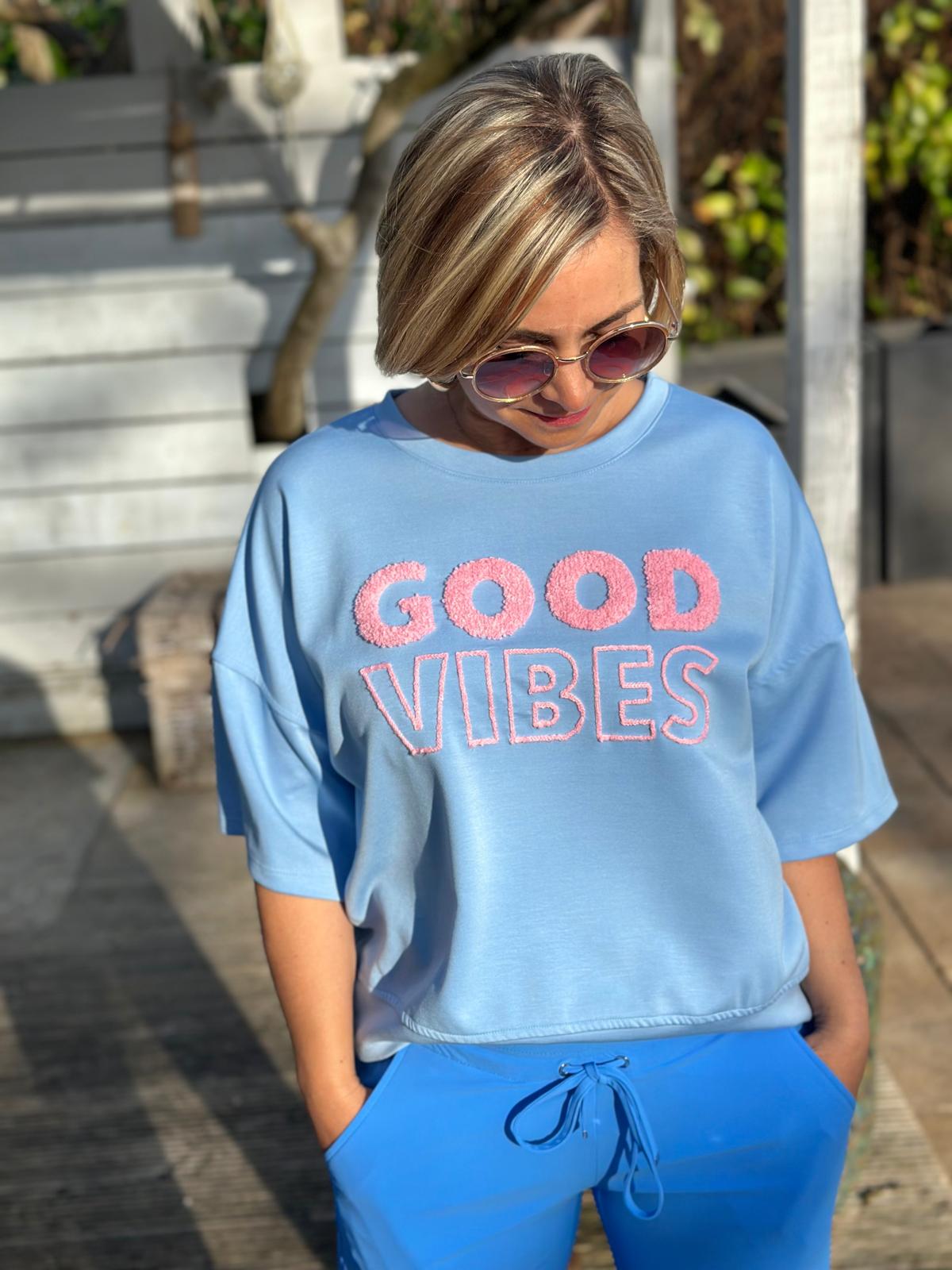 "GOOD VIBES" Kurz-Arm Sweatshirt in Hellblau