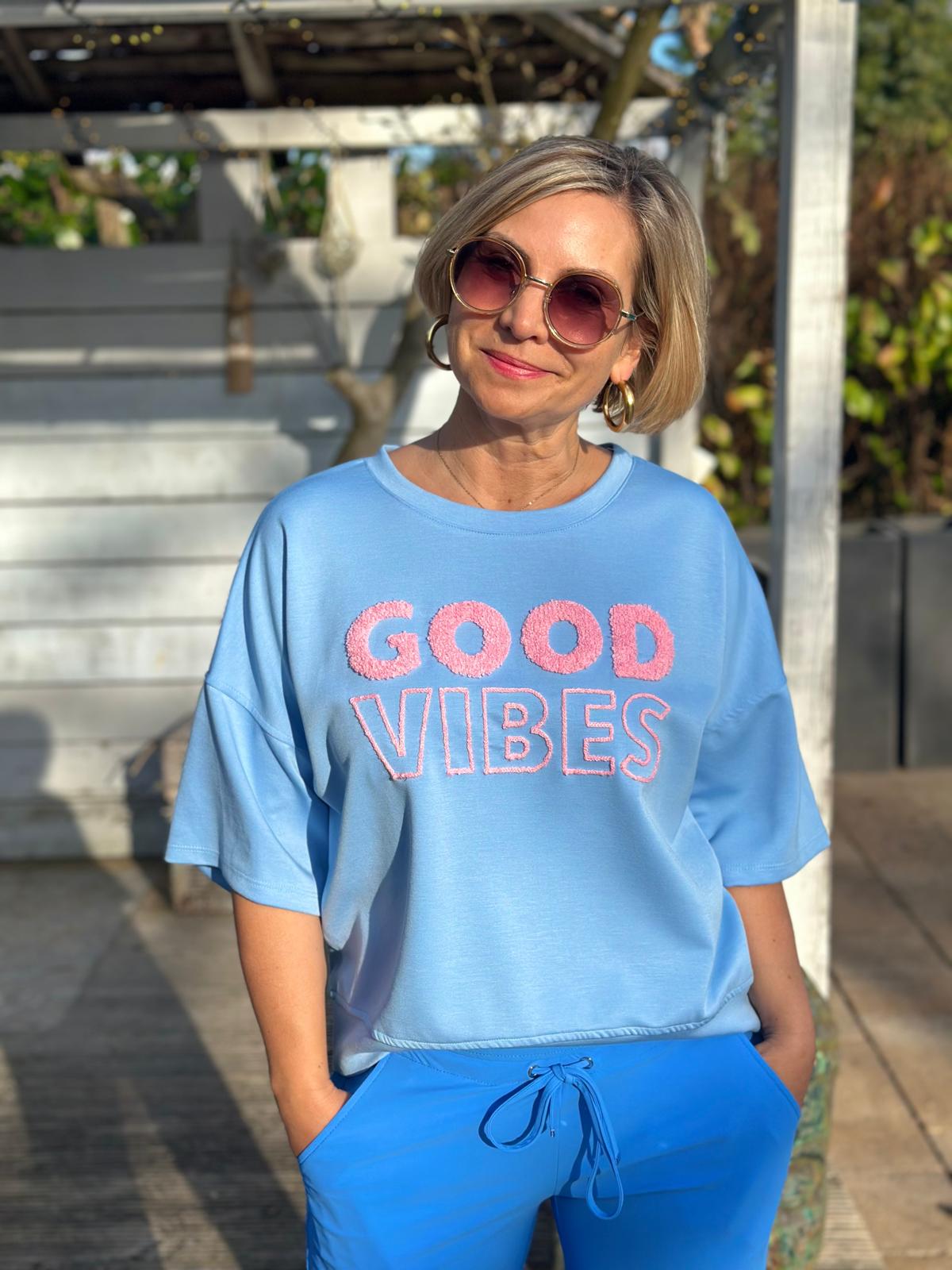 "GOOD VIBES" Kurz-Arm Sweatshirt in Hellblau