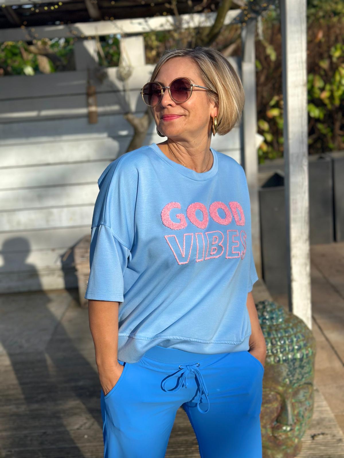 "GOOD VIBES" Kurz-Arm Sweatshirt in Hellblau