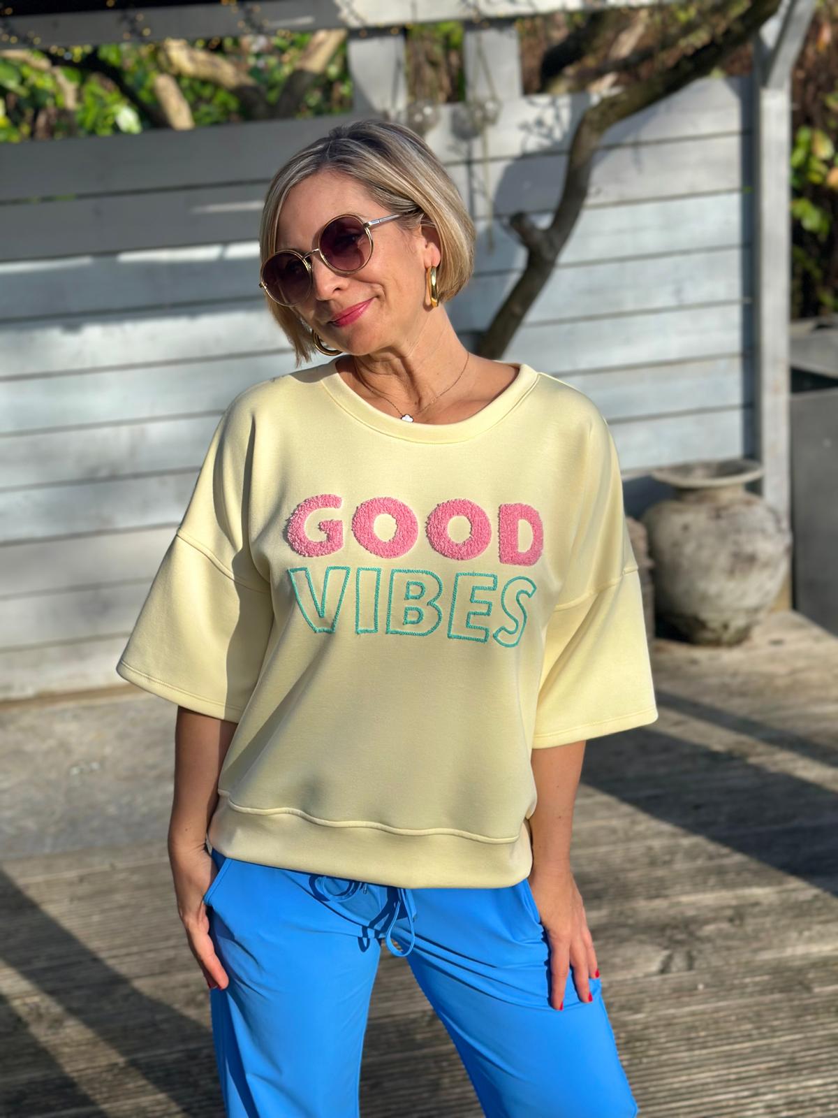 "GOOD VIBES" Kurz-Arm Sweatshirt in Gelb