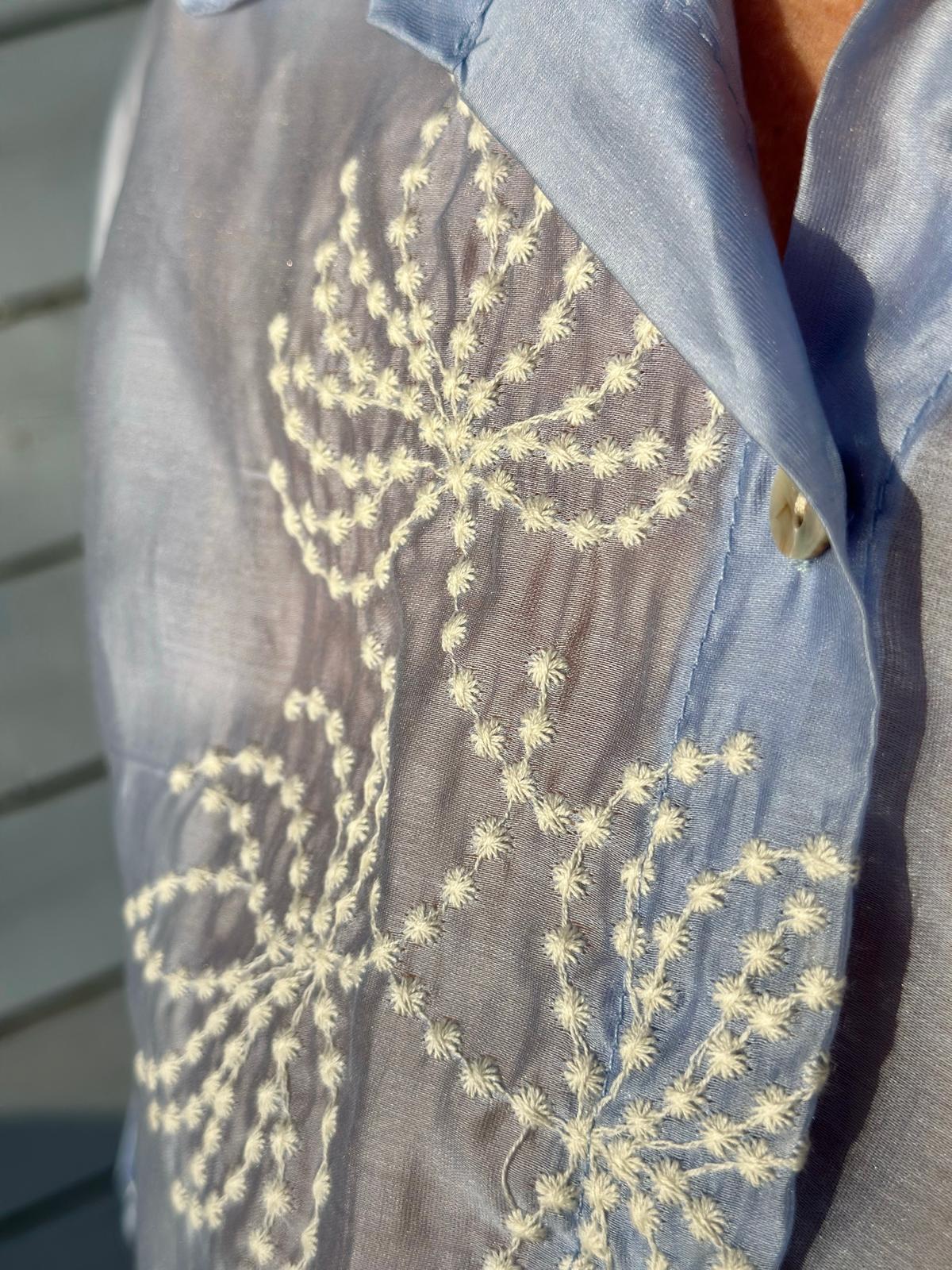 Kurze Bindebluse mit Blümchen Stickerei in Hellblau