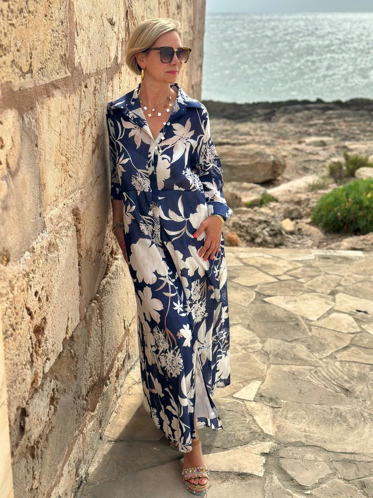 Weit geschnittenes Sommerkleid mit Kragen in BLUE PALMS