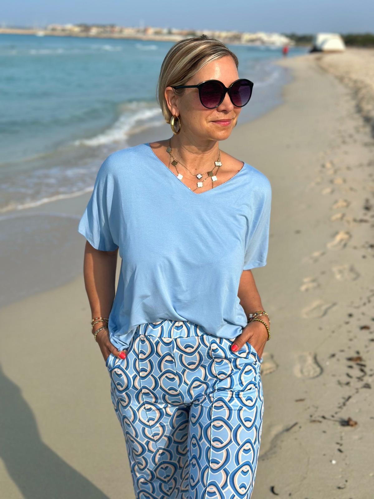Sommerliches Basic-Shirt in Hellblau