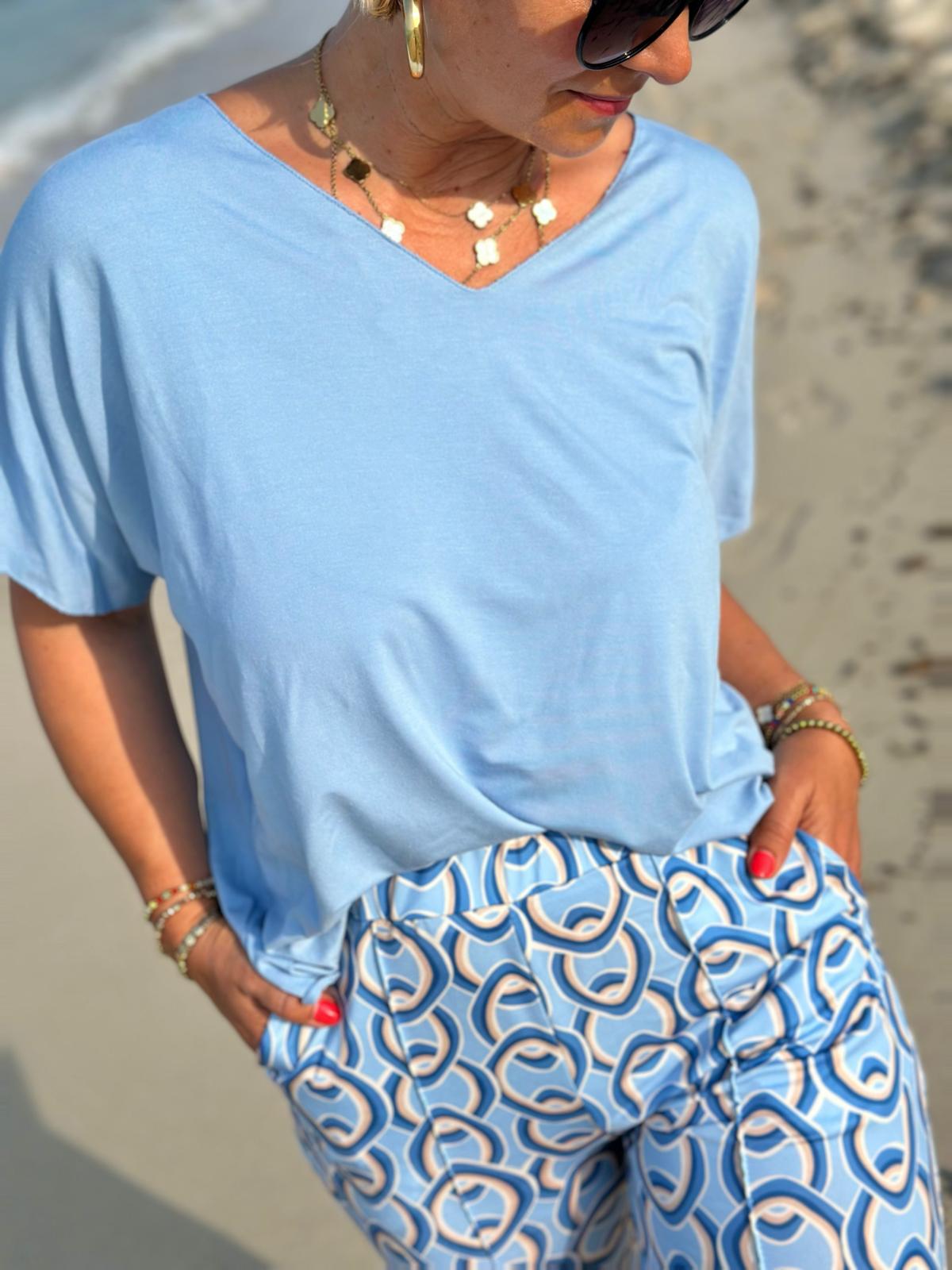 Sommerliches Basic-Shirt in Hellblau