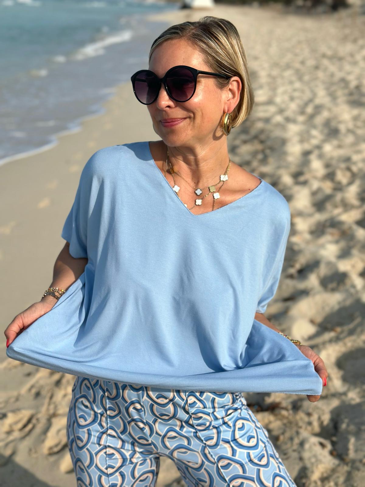 Sommerliches Basic-Shirt in Hellblau