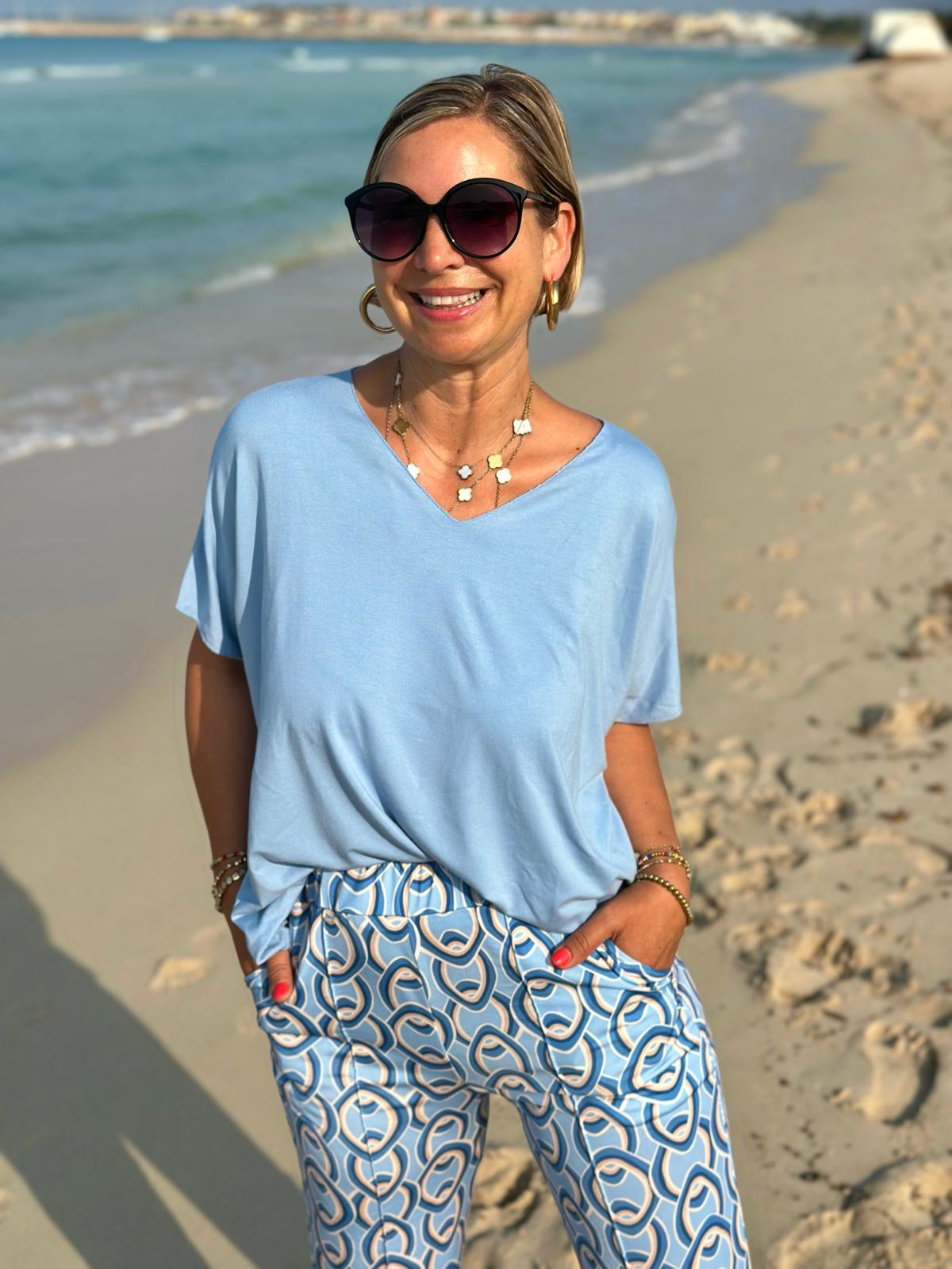Sommerliches Basic-Shirt in Hellblau