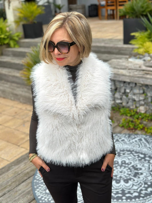 Stylische FAKE FUR Weste in Weiss