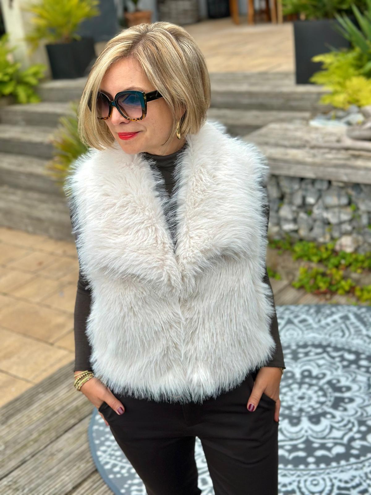Stylische FAKE FUR Weste in Weiss