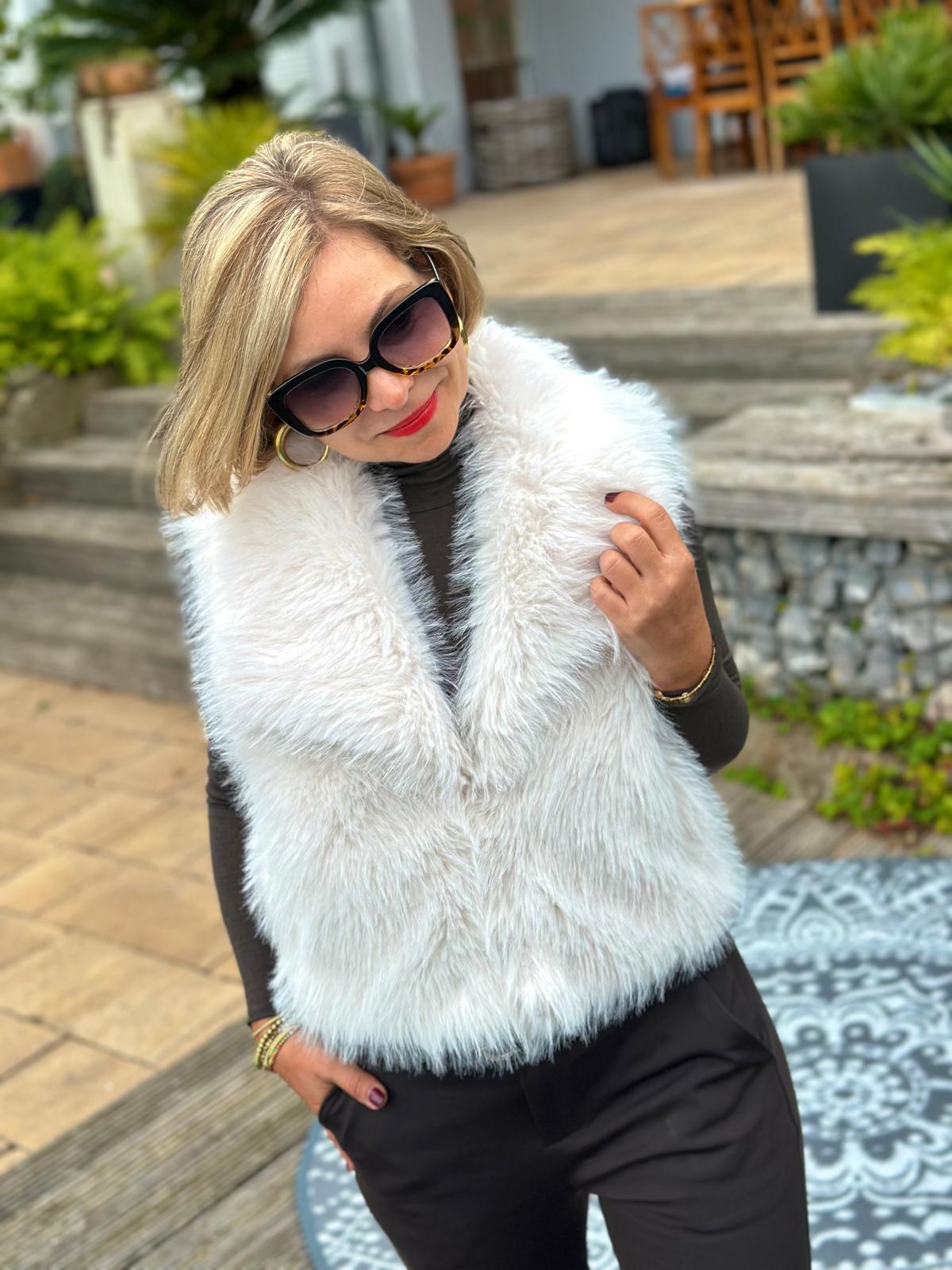 Stylische FAKE FUR Weste in Weiss