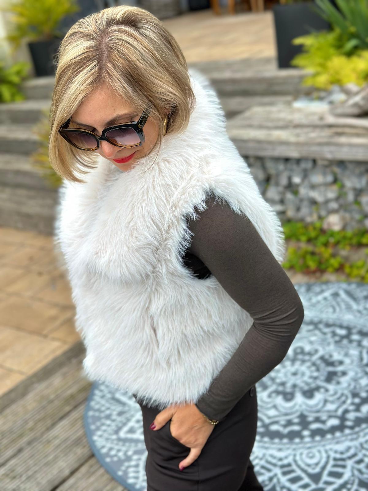 Stylische FAKE FUR Weste in Weiss