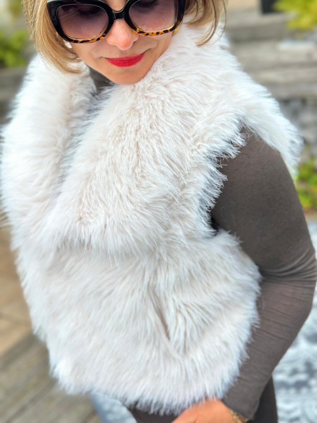 Stylische FAKE FUR Weste in Weiss
