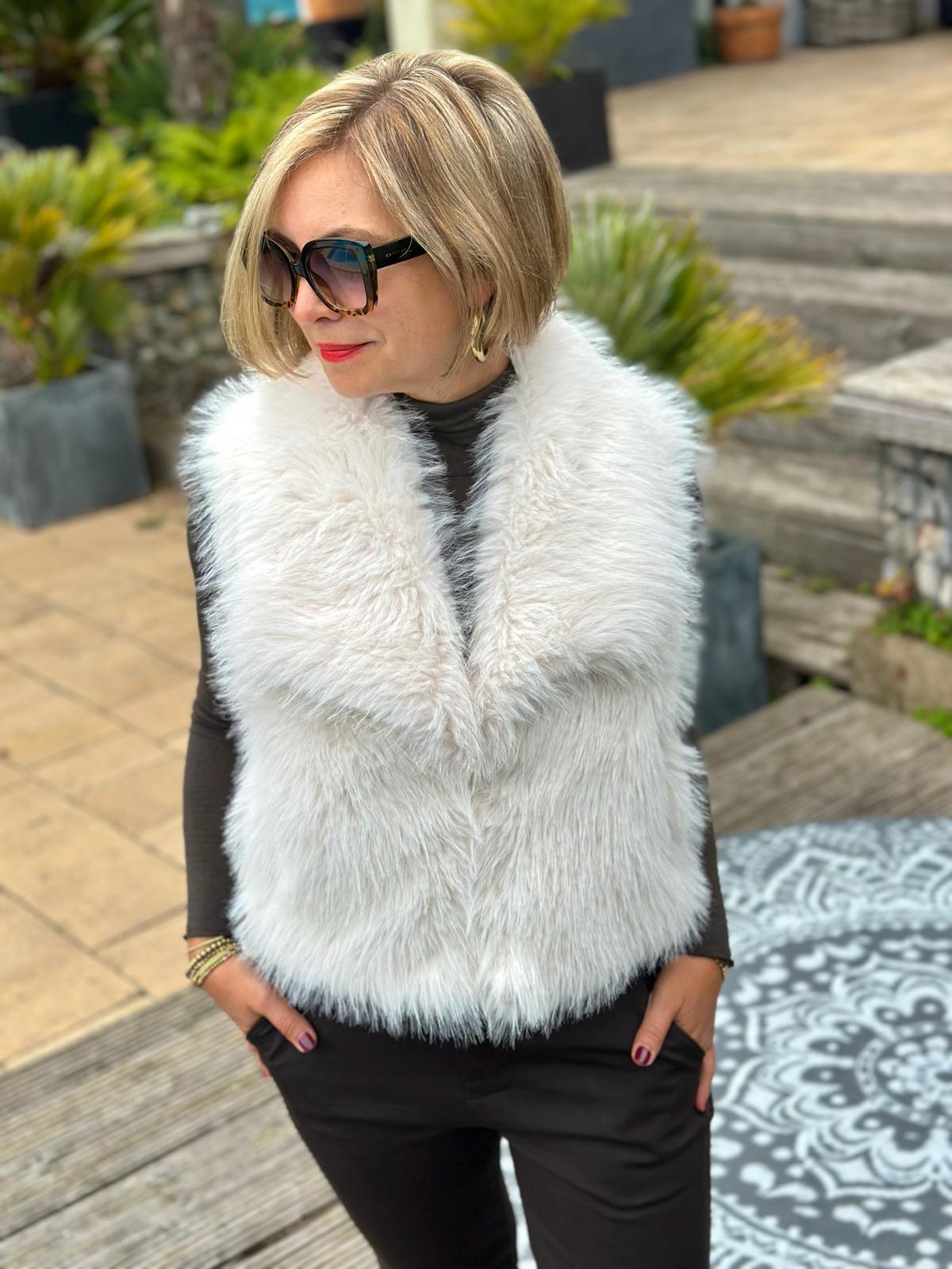 Stylische FAKE FUR Weste in Weiss