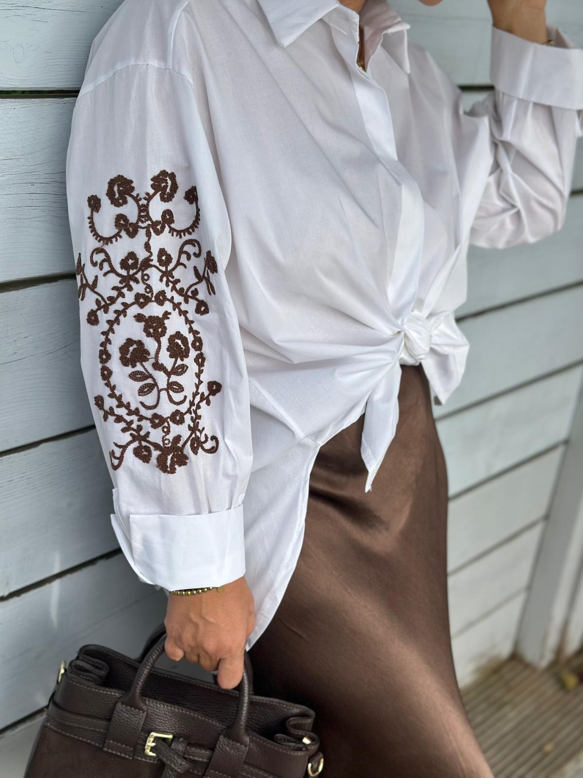 Stylische Classy Bluse mit Stickerei in White/Chocolate