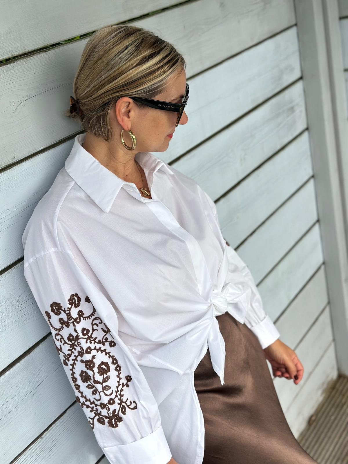 Stylische Classy Bluse mit Stickerei in White/Chocolate