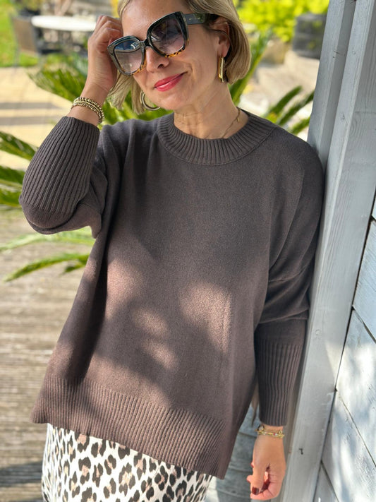 Stylischer Onesize Pulli mit Schlitz an der Seite in Chocolate