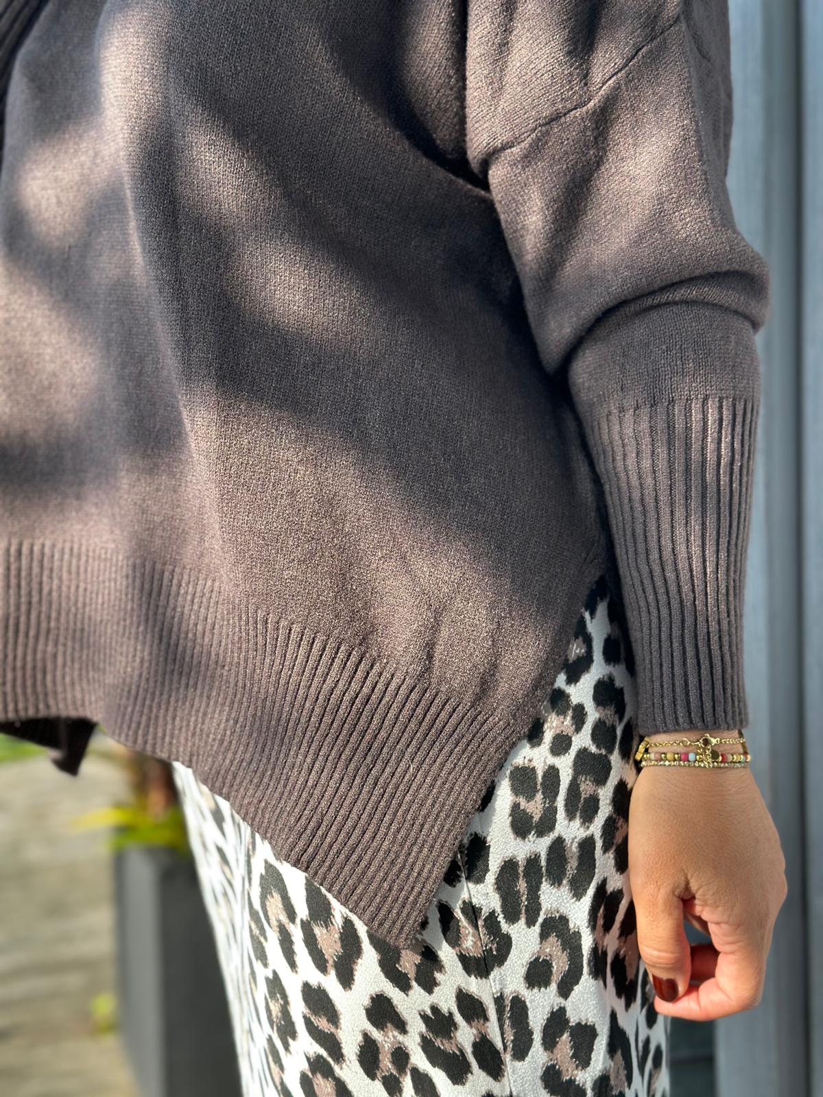 Stylischer Onesize Pulli mit Schlitz an der Seite in Chocolate