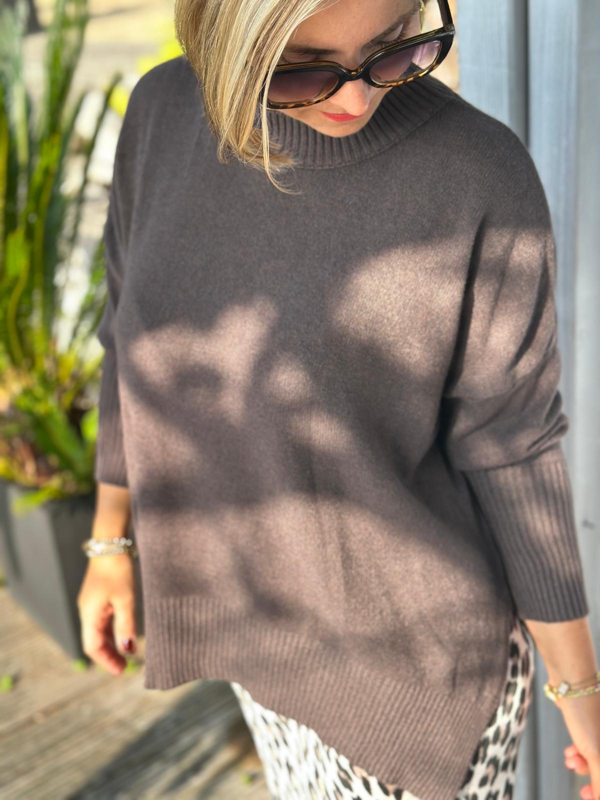 Stylischer Onesize Pulli mit Schlitz an der Seite in Chocolate