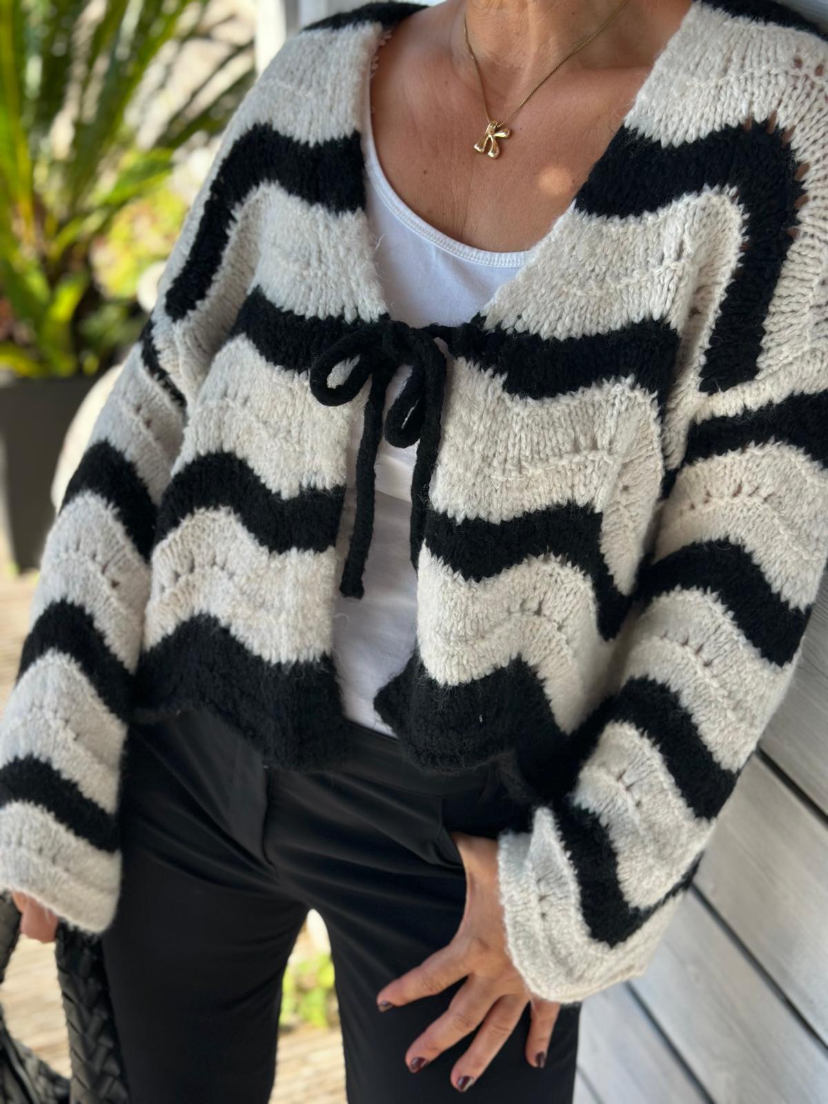 Süße Onesize Strickjacke zum binden in Schwarz/Weiss
