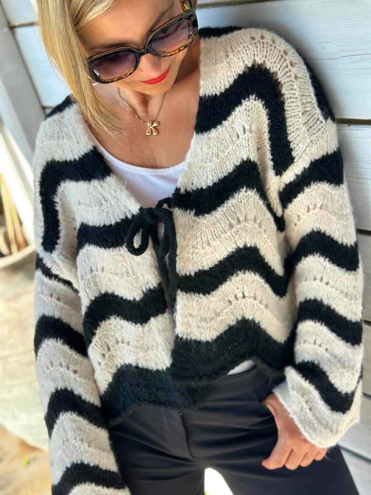 Süße Onesize Strickjacke zum binden in Schwarz/Weiss
