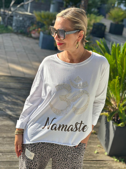 Süßes "NAMASTE" Shirt mit Glitzersteinchen in Weiß