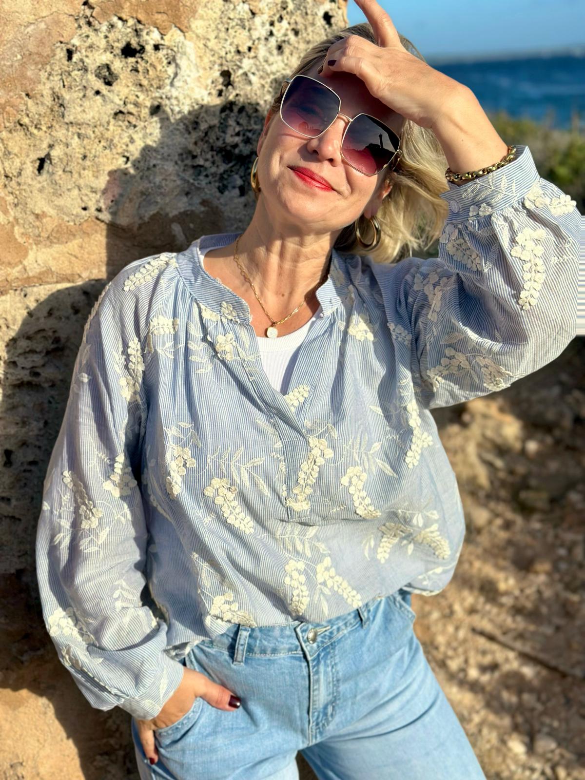 Leichte Baumwollbluse mit floraler Stickerei in Weiß