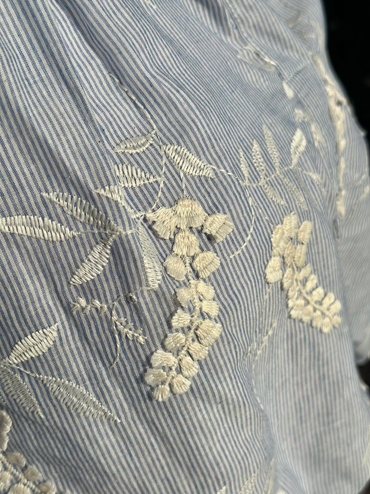 Leichte Baumwollbluse mit floraler Stickerei in Weiß