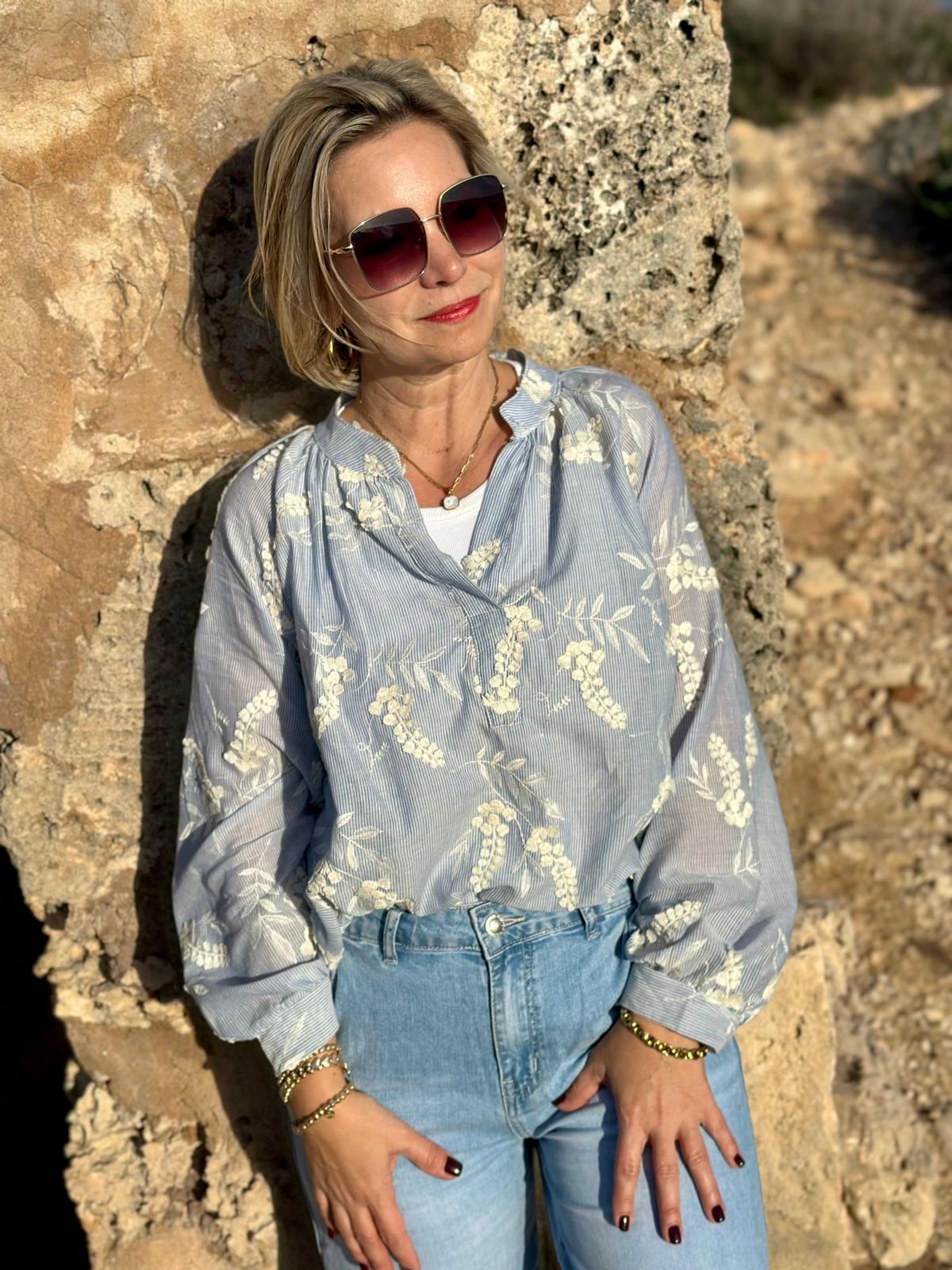 Leichte Baumwollbluse mit floraler Stickerei in Weiß