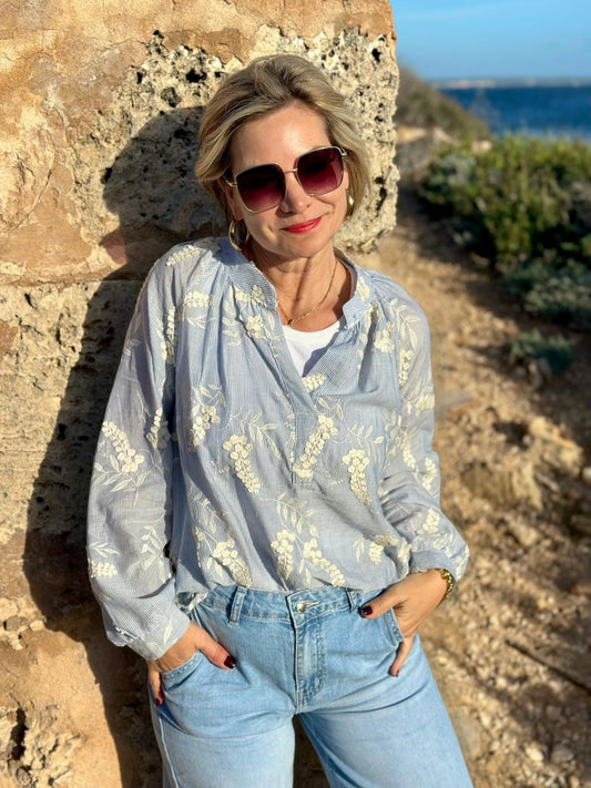Leichte Baumwollbluse mit floraler Stickerei in Weiß
