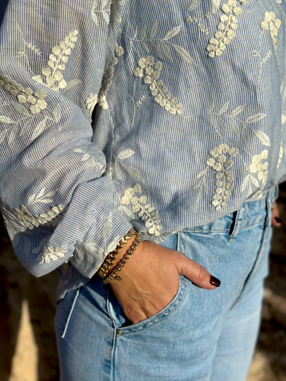 Leichte Baumwollbluse mit floraler Stickerei in Weiß