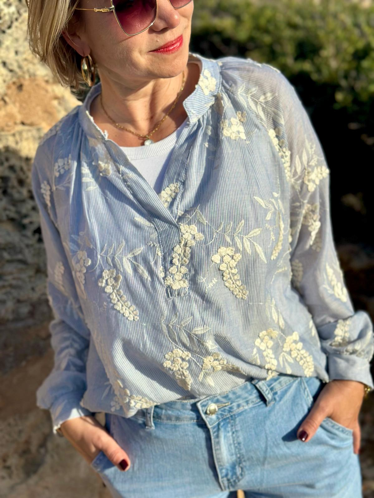 Leichte Baumwollbluse mit floraler Stickerei in Weiß