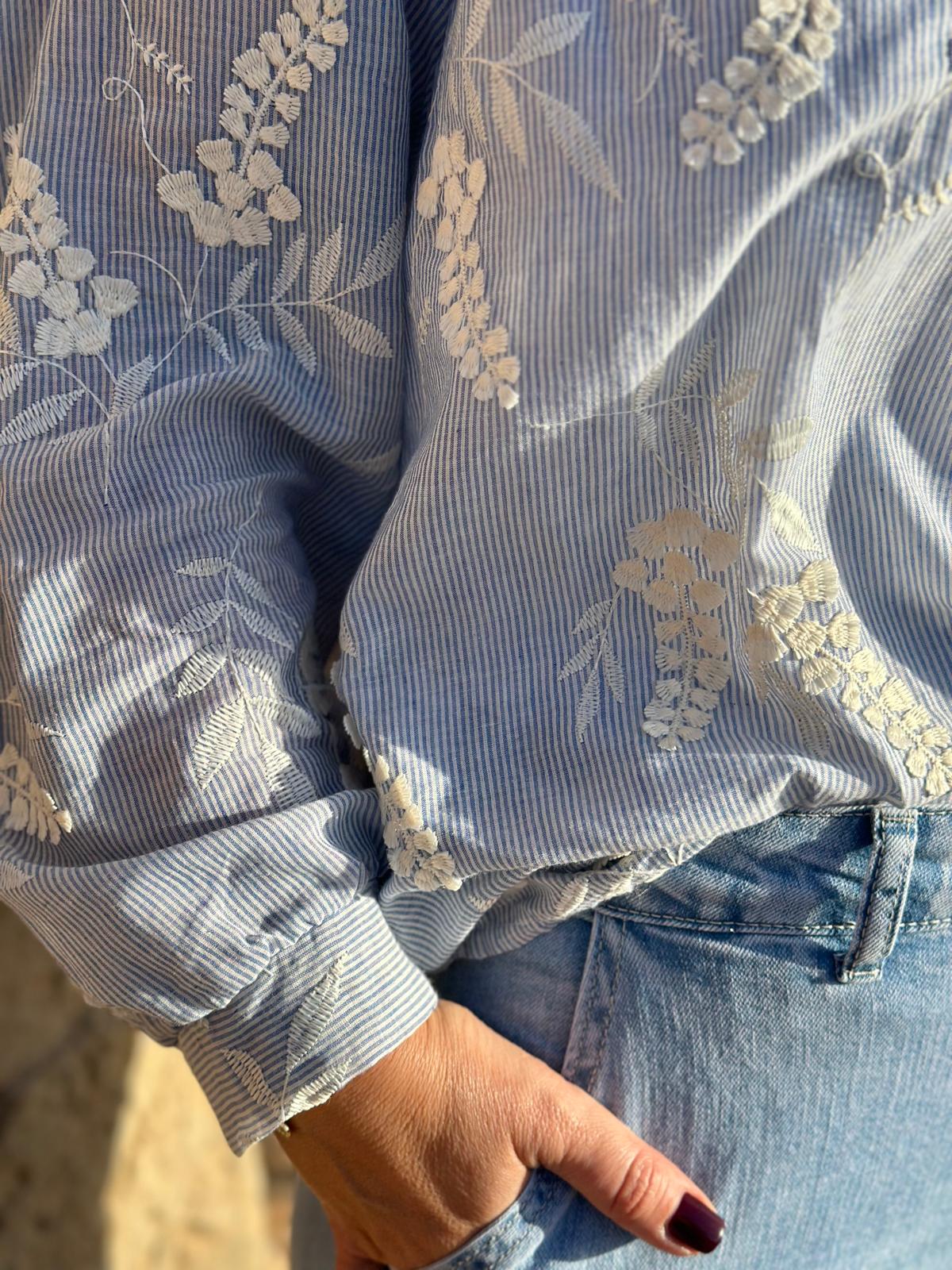 Leichte Baumwollbluse mit floraler Stickerei in Weiß