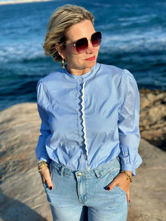Gestreifte Baumwollbluse mit Spitzenleiste – Classic Blue