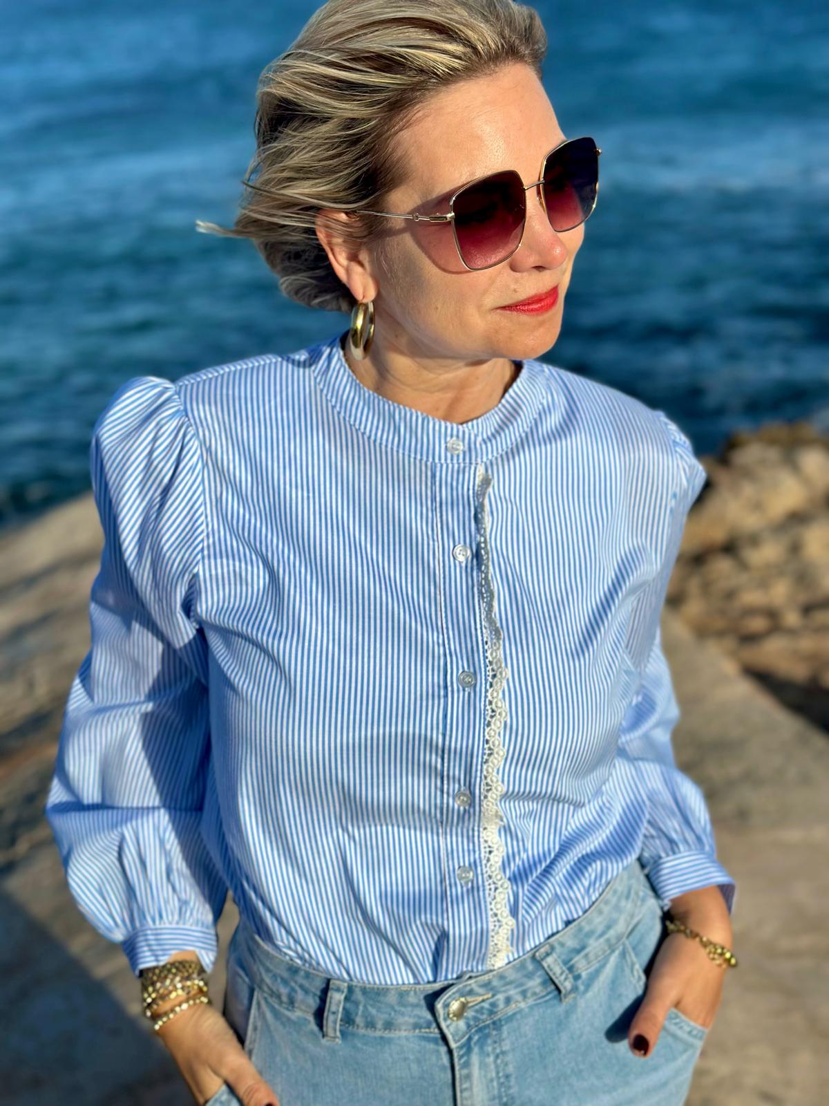Gestreifte Baumwollbluse mit Spitzenleiste – Classic Blue