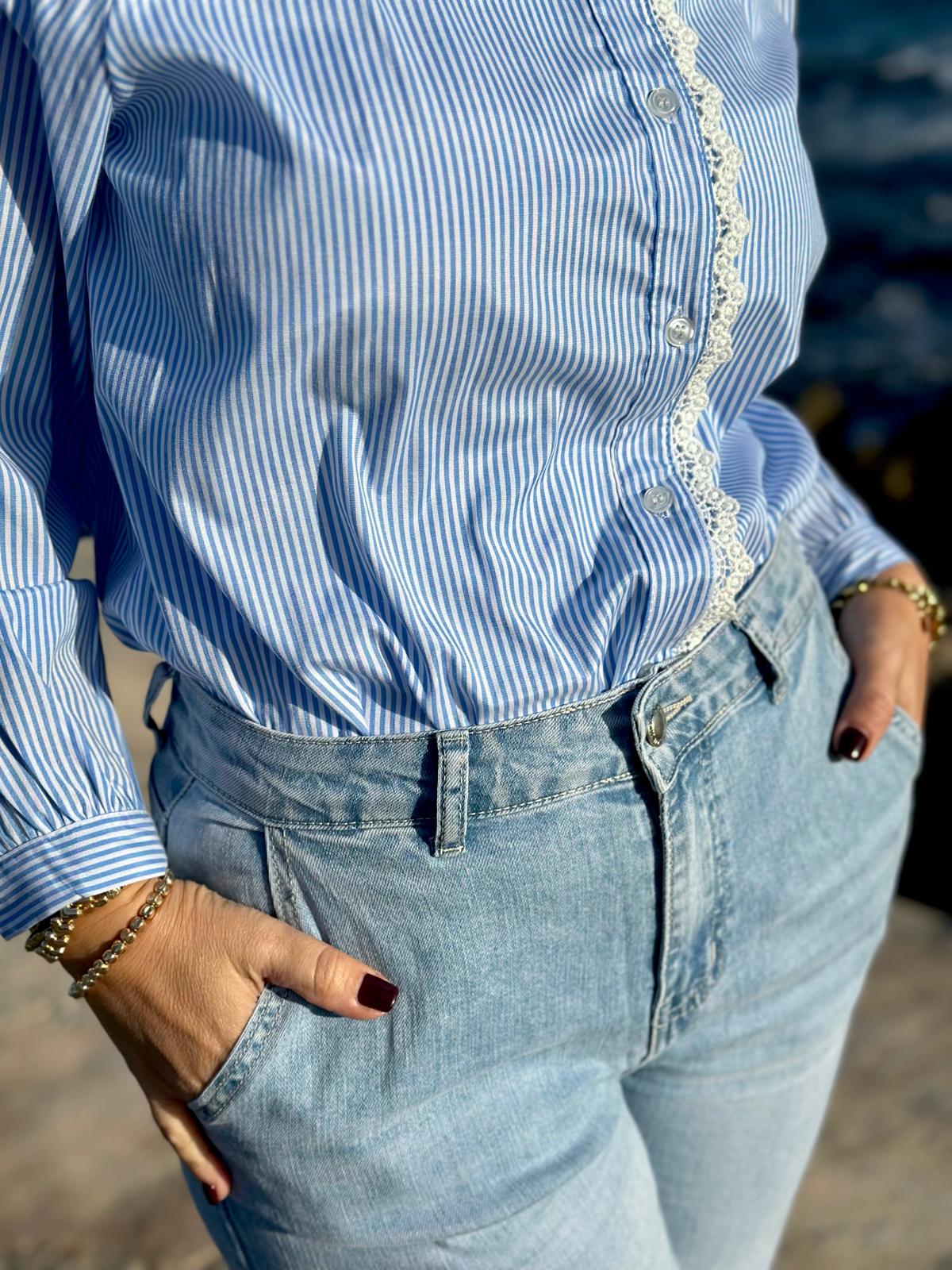 Gestreifte Baumwollbluse mit Spitzenleiste – Classic Blue