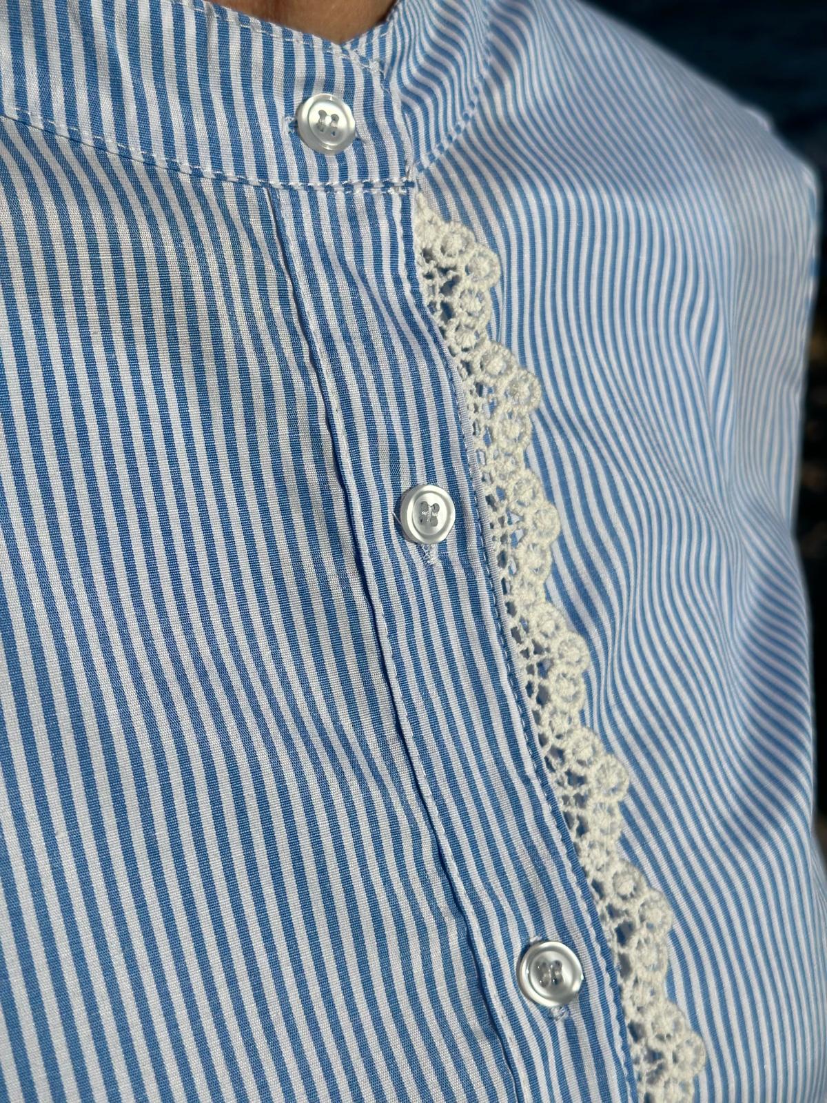 Gestreifte Baumwollbluse mit Spitzenleiste – Classic Blue