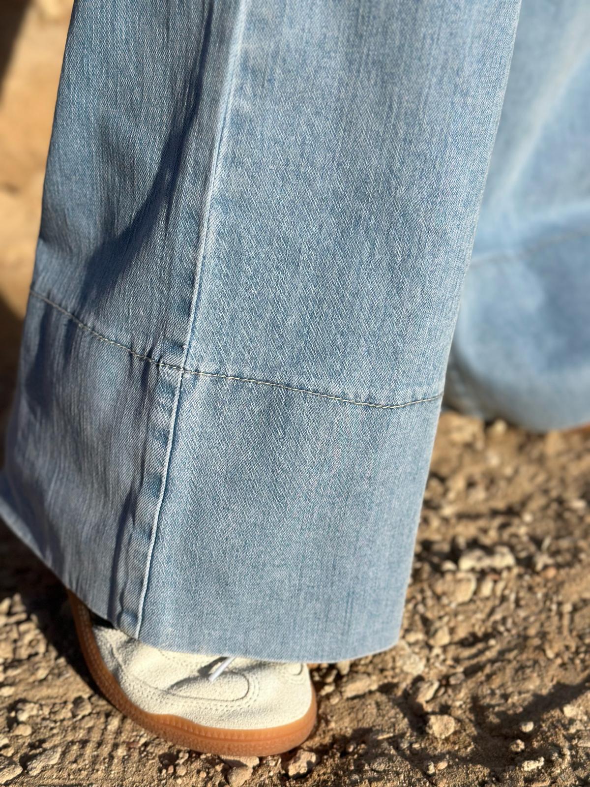 Zeitlose Wideleg Denim in Light Blue