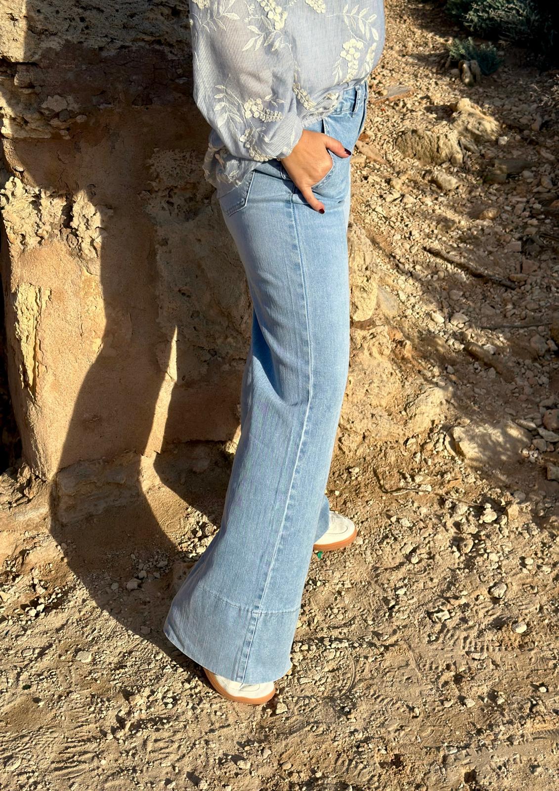 Zeitlose Wideleg Denim in Light Blue